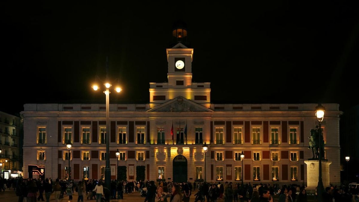 Imagen ilustrativa: fachada de un edificio histórico iluminada con proyecciones de luces de colores durante un espectáculo nocturno