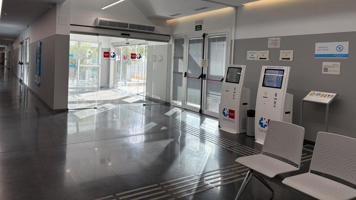Imagen ilustrativa: sala de espera de un centro de salud con pantalla digital y dispensador de tiques
