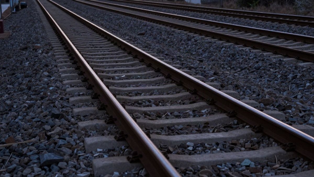 Imagen ilustrativa: vía ferroviaria vacía al atardecer, con sombras largas y fondo desenfocado