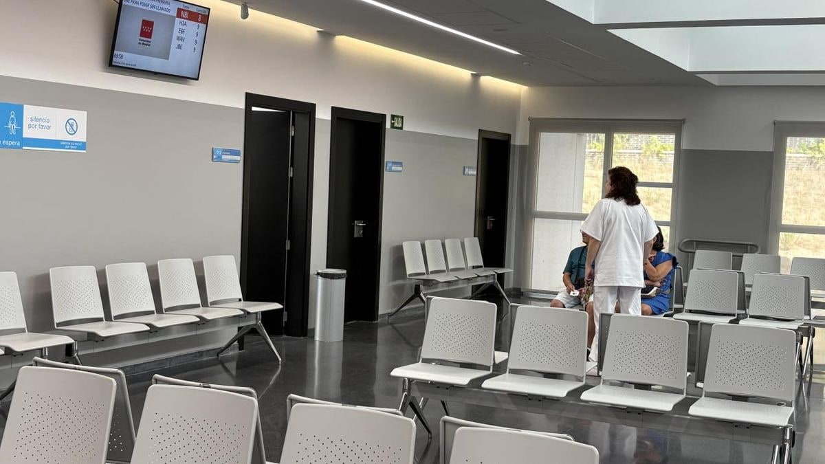 Imagen ilustrativa: fachada de un centro de salud moderno en un barrio residencial español