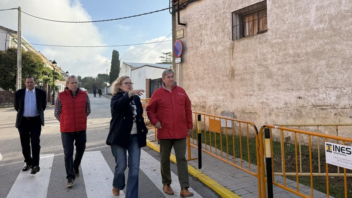 Imagen ilustrativa: fachada de un edificio municipal iluminada por farolas y focos al anochecer, con una acera vacía en primer plano