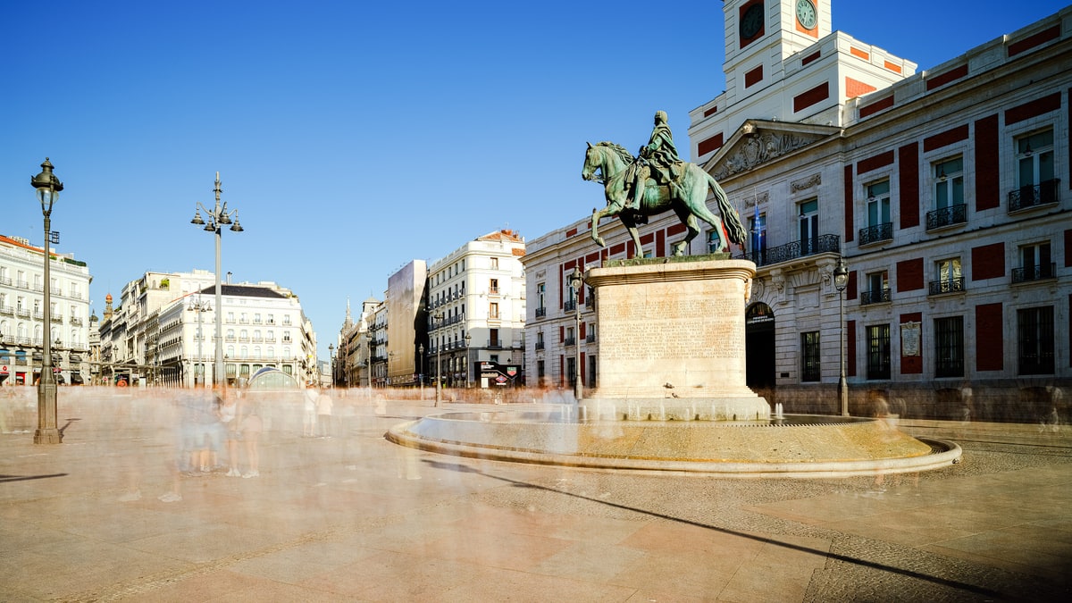 Plaza de la Puerta del Sol con la estatua ecuestre y el edificio del reloj