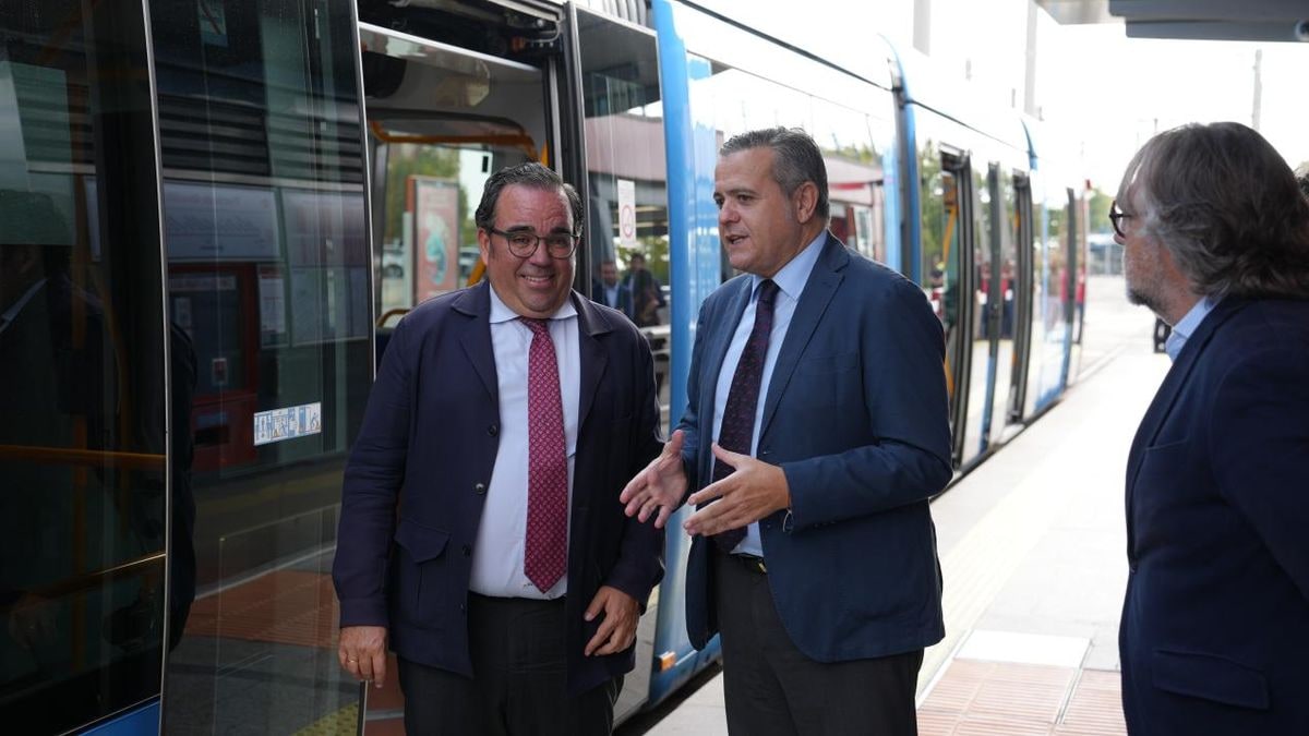 Imagen ilustrativa: vías de tren ligero curvándose en un entorno residencial al atardecer