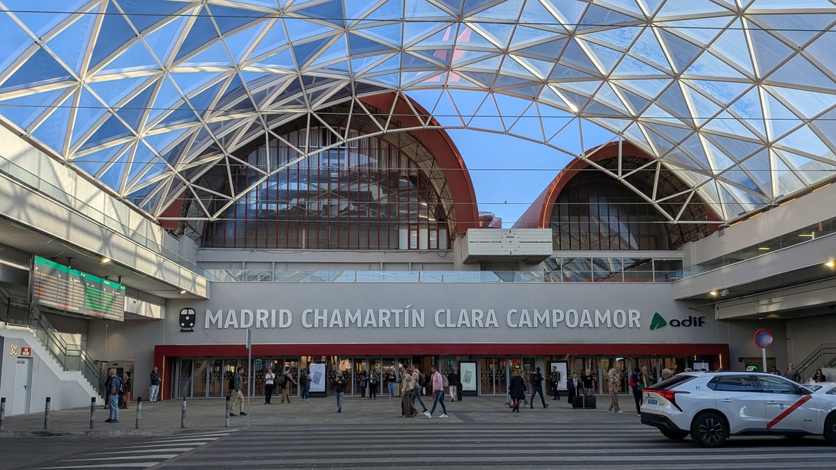 Entrada exterior de la estación Madrid Chamartín Clara Campoamor bajo una cúpula de cristal