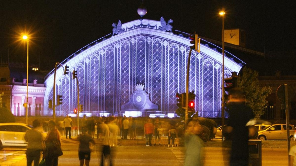 Imagen ilustrativa: monolito de piedra en una plaza pública, visto desde arriba, con luz de mañana