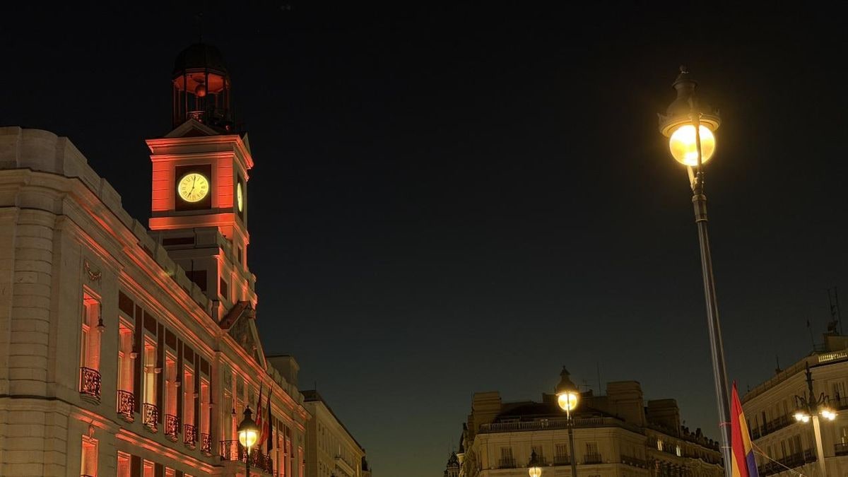 Imagen ilustrativa: fachada de un edificio señorial de piedra iluminada en naranja al atardecer, con el cielo de fondo
