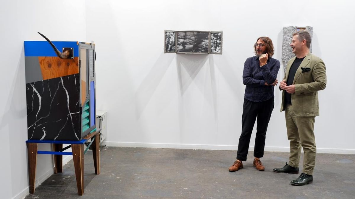 Imagen ilustrativa: interior de una galería de arte contemporáneo con un pedestal vacío iluminado por un foco
