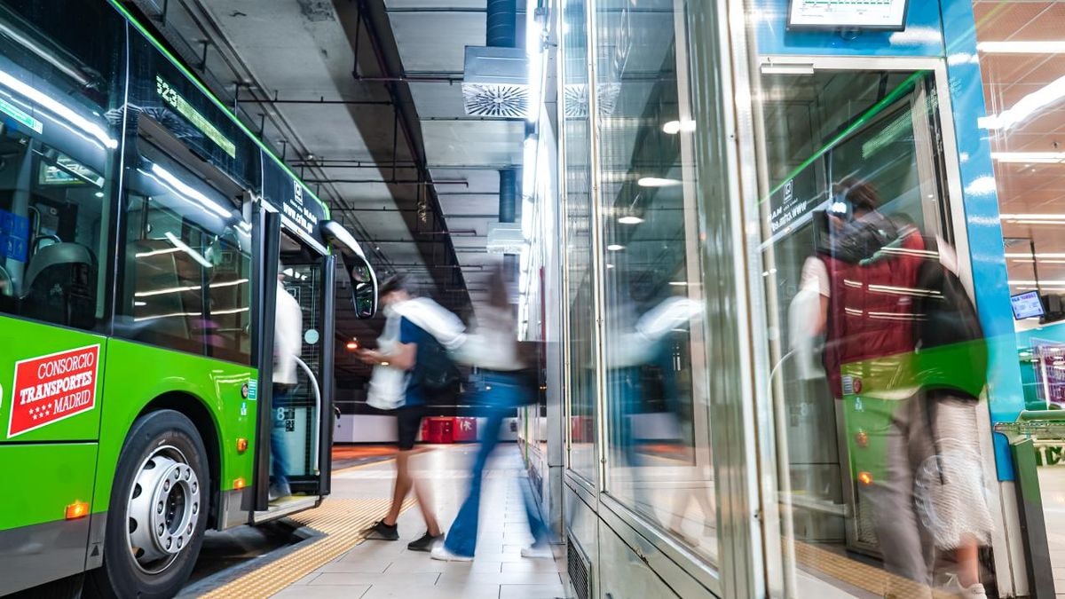 Imagen ilustrativa: andén de una estación de metro moderna con un tren llegando al fondo