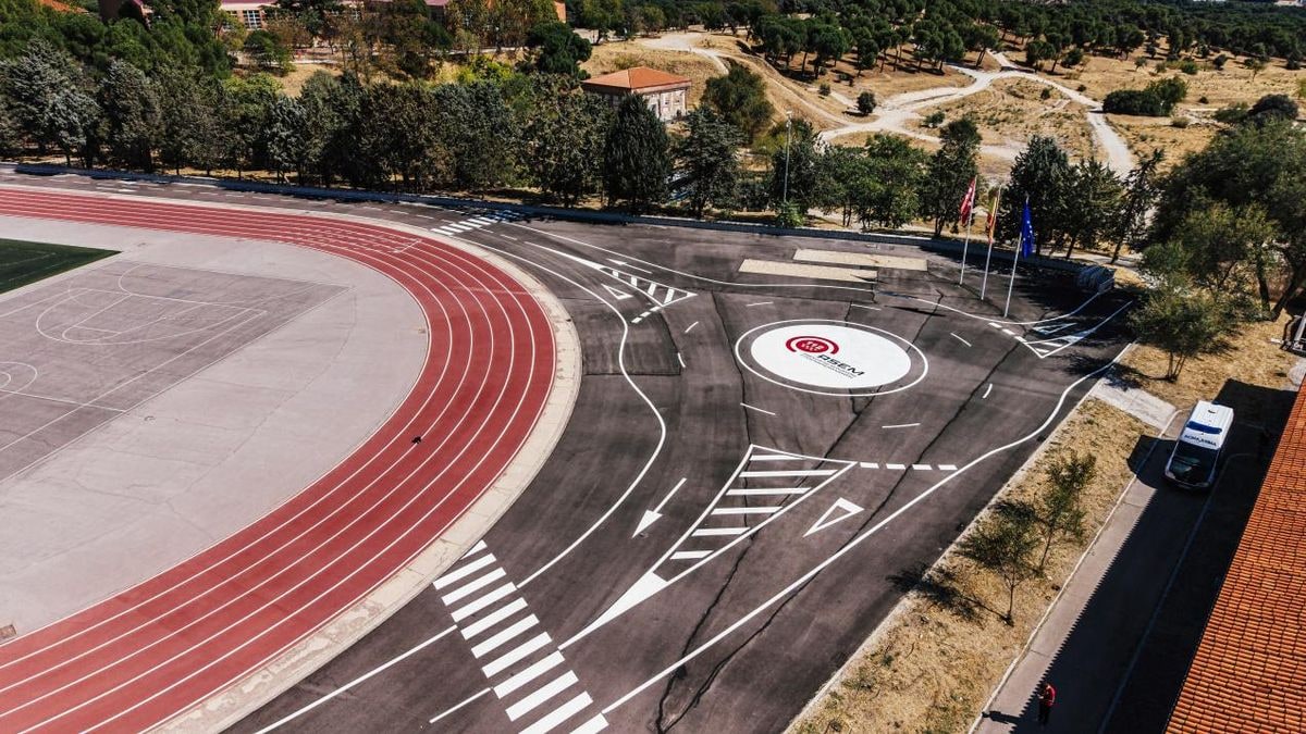 Imagen ilustrativa: un circuito genérico de educación vial al atardecer, con conos y señales de tráfico bajo luz cálida