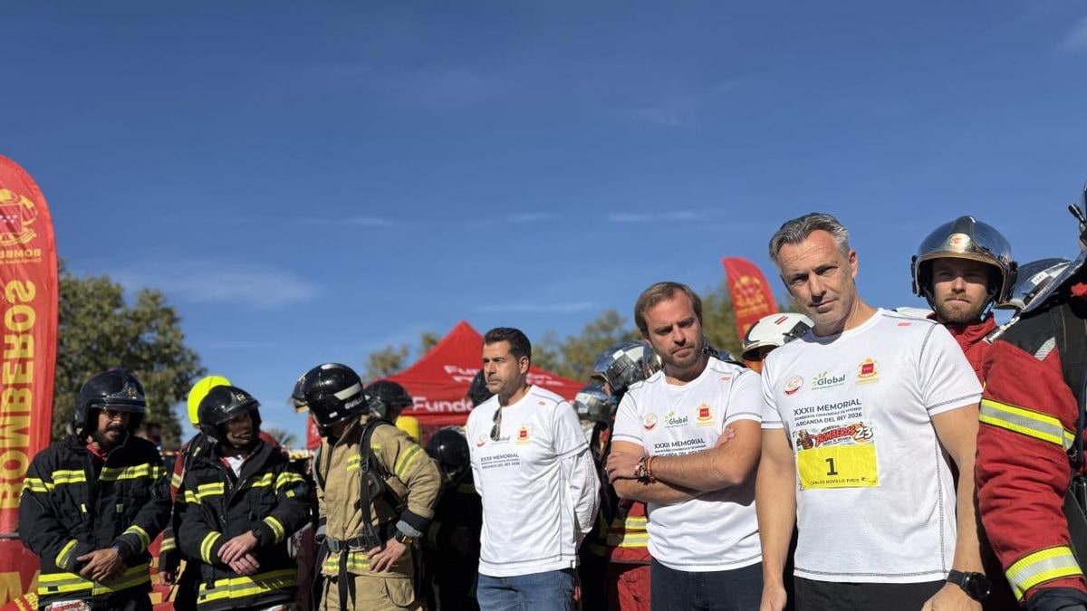 Imagen ilustrativa: pasillo de vestuario de un parque de bomberos con cascos y equipos sobre bancos de madera bajo luz de ventana