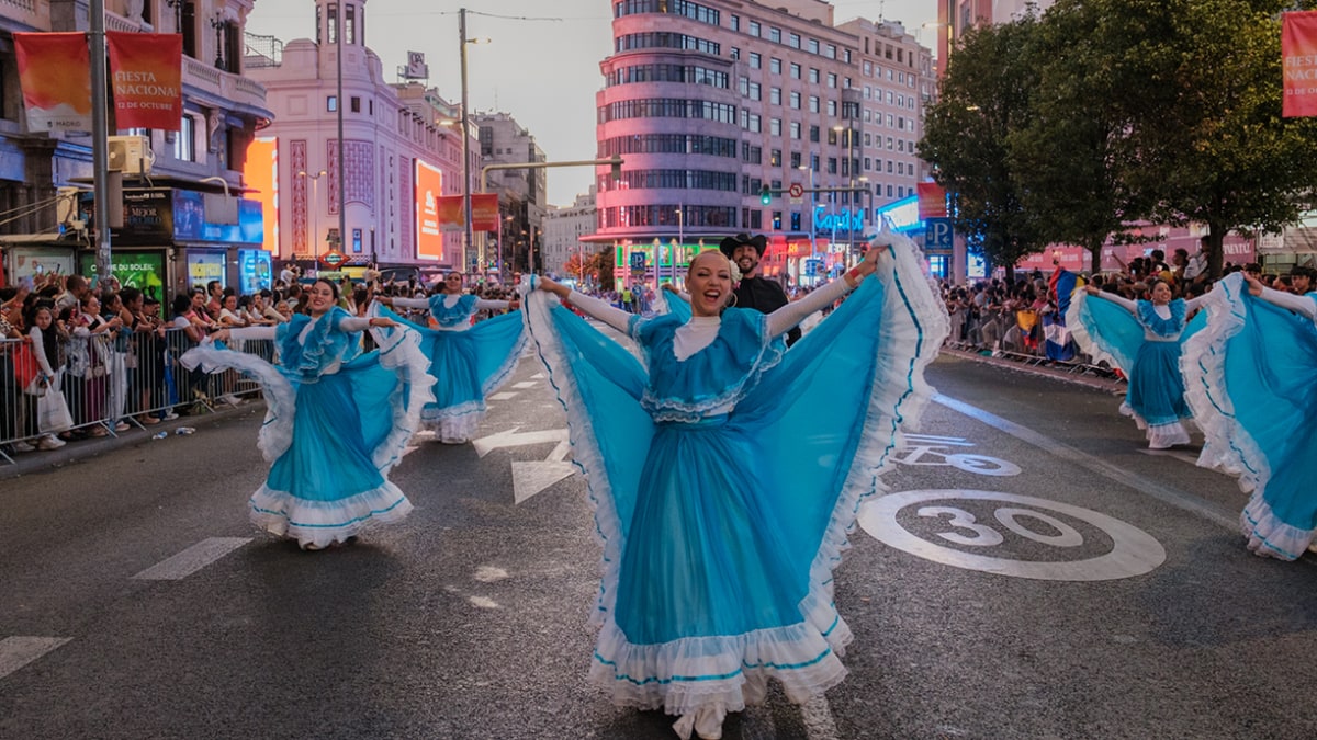 Imagen ilustrativa: una guitarra flamenca apoyada en una silla de madera con luz solar entrando por una ventana