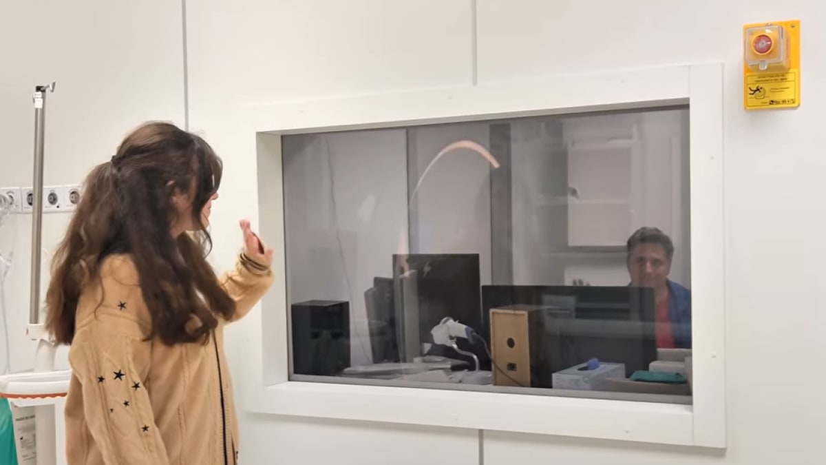 Imagen ilustrativa: una consulta pediátrica con una silla infantil y una tableta sobre la camilla junto a la ventana
