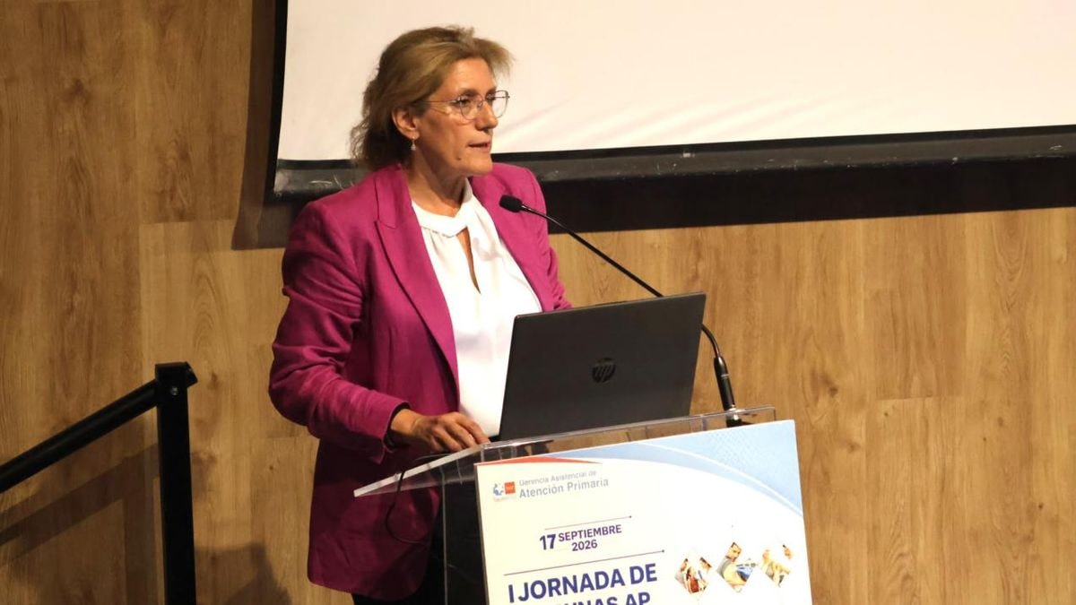 Imagen ilustrativa: sala de conferencias moderna con filas de sillas vacías y pantalla de proyección al fondo