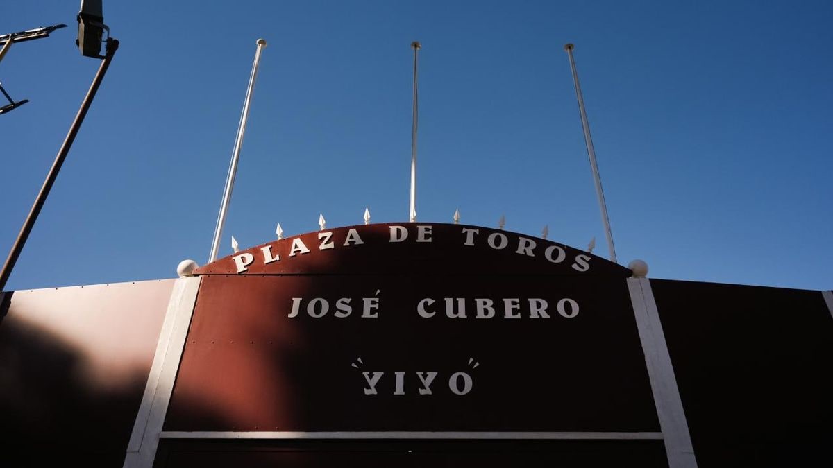 Imagen ilustrativa: plaza de toros vacía iluminada por focos durante la noche