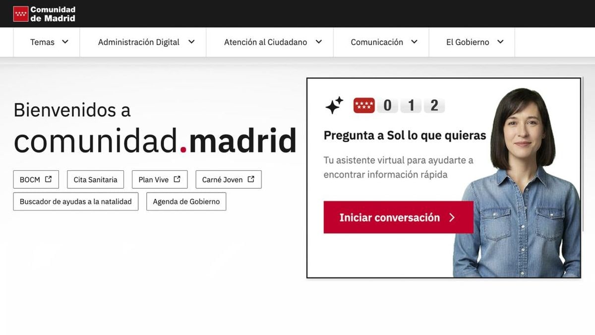 Imagen ilustrativa: silueta de una persona frente a una pantalla con una interfaz de chat genérica
