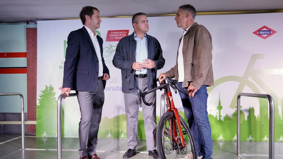 Imagen ilustrativa: una bicicleta aparcada en un soporte metálico dentro de una estación de metro moderna y vacía, con luz de atardecer