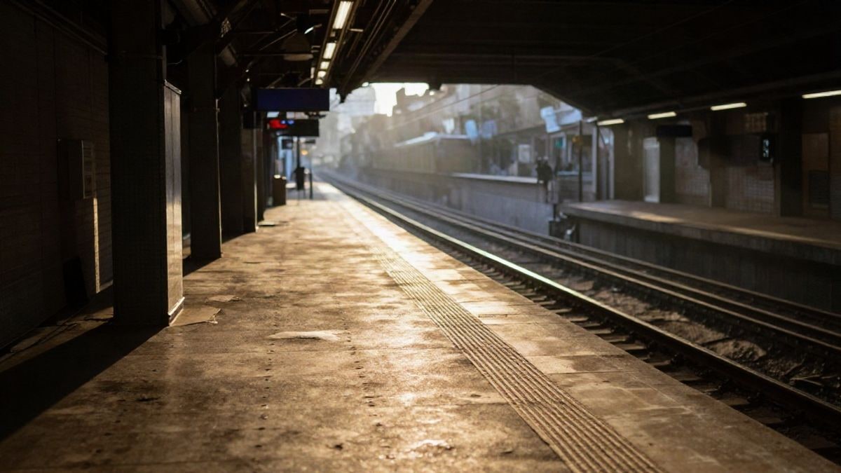 Imagen ilustrativa: andén de metro vacío con contraluz al atardecer y sombras largas sobre el suelo