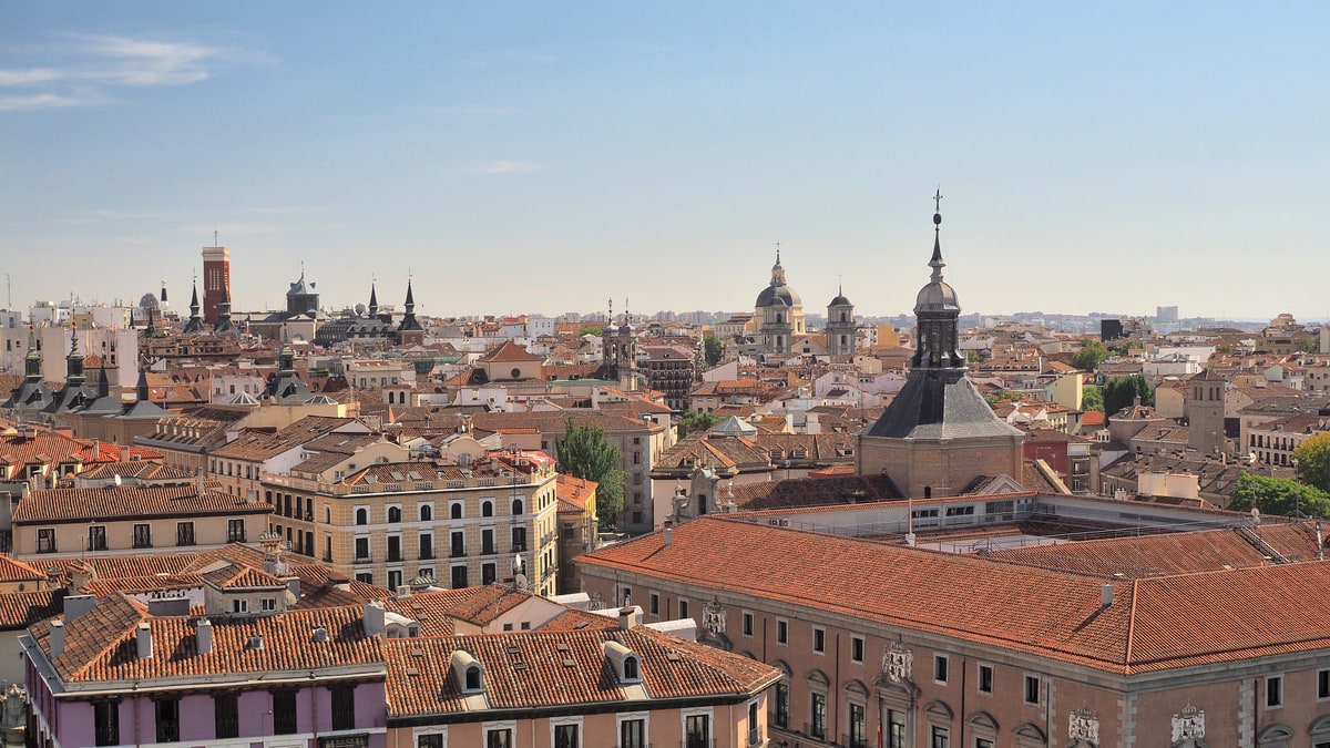 Panorámica de tejados del centro histórico de Madrid con cúpulas e iglesias al fondo