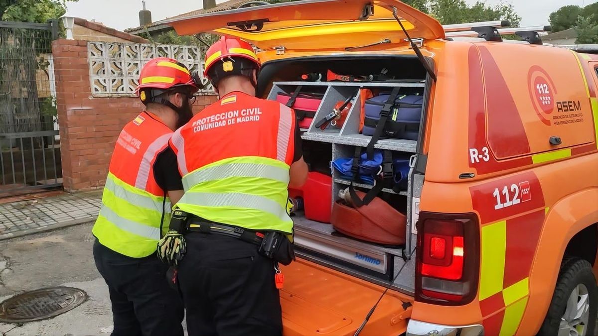 Imagen ilustrativa: un vehículo de emergencias estacionado en un patio municipal al atardecer