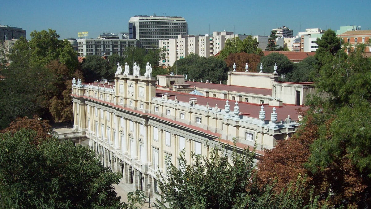 Vista aérea del Palacio de Liria con sus estatuas en la cornisa y árboles alrededor