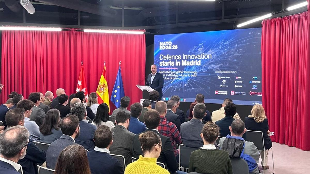 Imagen ilustrativa: un largo pasillo moderno de un centro de innovación tecnológica con líneas que convergen hacia la luz