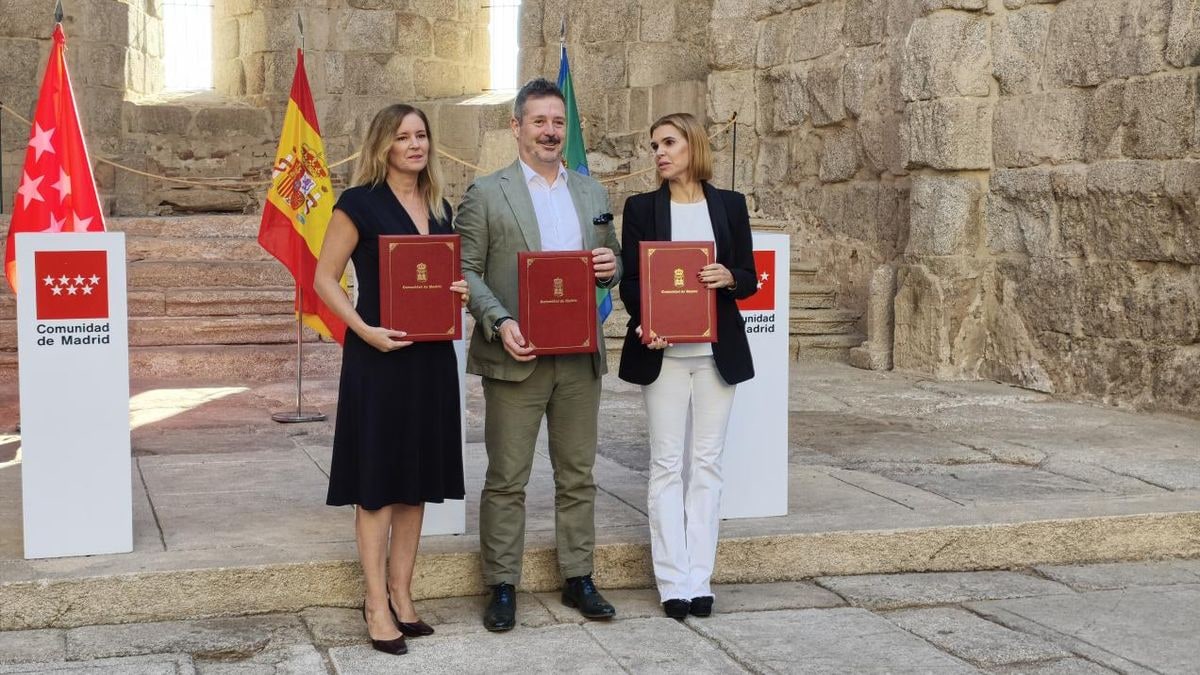 Imagen ilustrativa: una plaza empedrada de un pueblo histórico español al atardecer, con soportales de piedra y una fuente