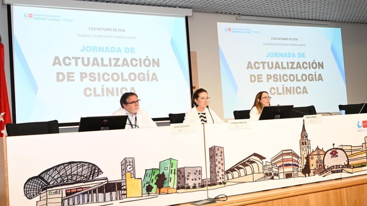 Imagen ilustrativa: sala de conferencias de un hospital con sillas vacías y luz de ventana lateral