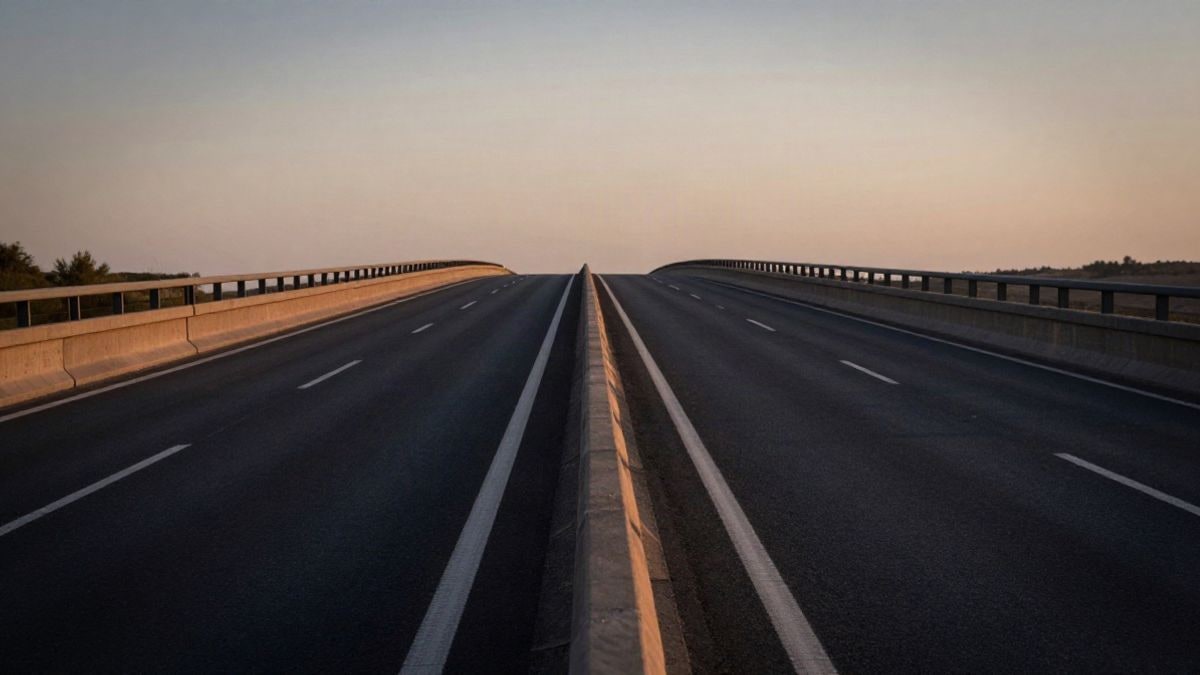 Imagen ilustrativa: autovía de varios carriles con líneas que convergen hacia el horizonte al atardecer