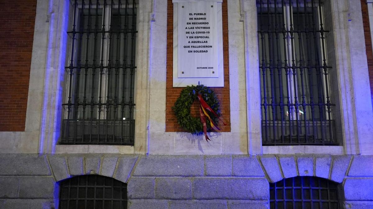 Imagen ilustrativa: una corona de laurel junto a una placa conmemorativa iluminada por luz de ventana lateral