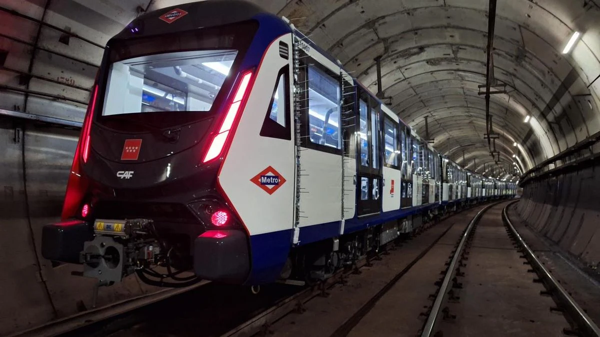Imagen ilustrativa: andén de metro moderno con puertas automáticas y túnel en perspectiva, sin personas