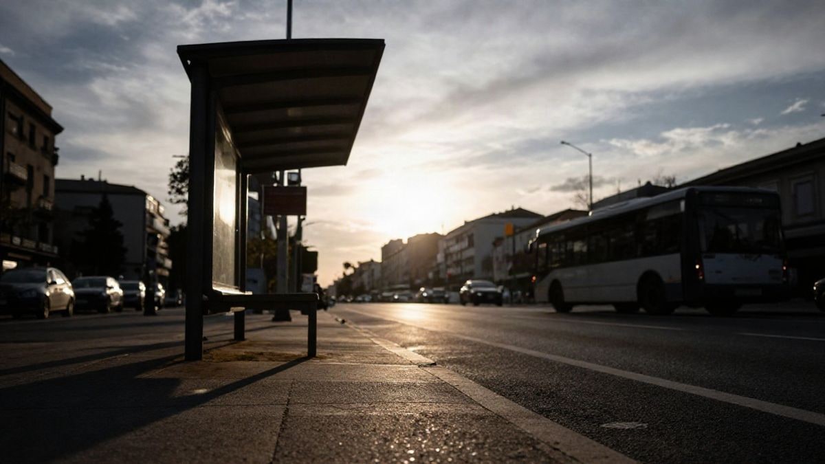 Imagen ilustrativa: ángulo bajo de una parada de autobús urbano al atardecer con cielo de fondo