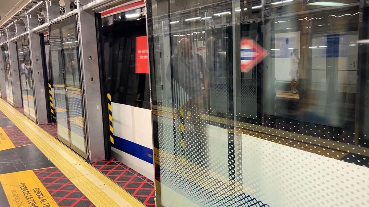 Imagen ilustrativa: andén de metro vacío con puertas de seguridad y sombras largas al atardecer