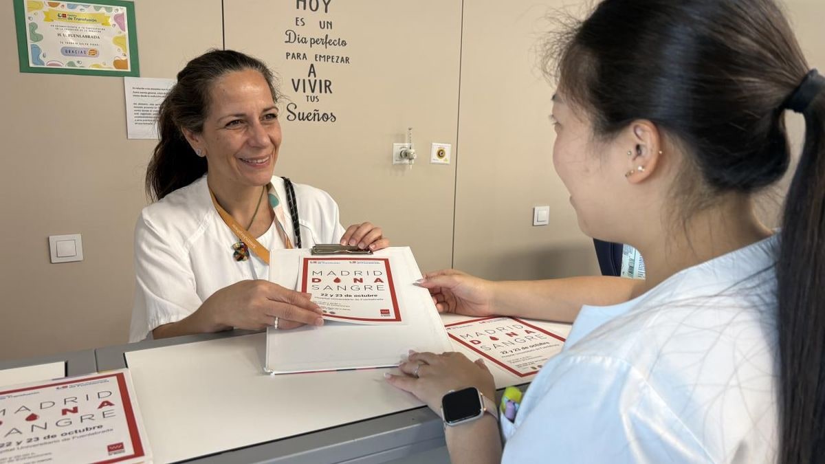 Imagen ilustrativa: una bolsa de donación de sangre sobre una mesa blanca en un entorno hospitalario, con luz natural suave