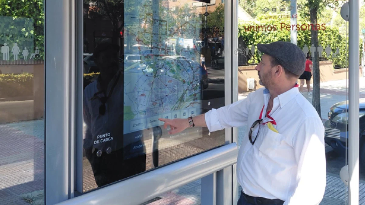 Imagen ilustrativa: primer plano de una pantalla táctil de marquesina con un mapa interactivo y líneas de ruta.
