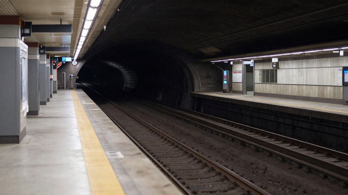 Imagen ilustrativa: andén de una estación de metro moderna con líneas que convergen hacia el túnel