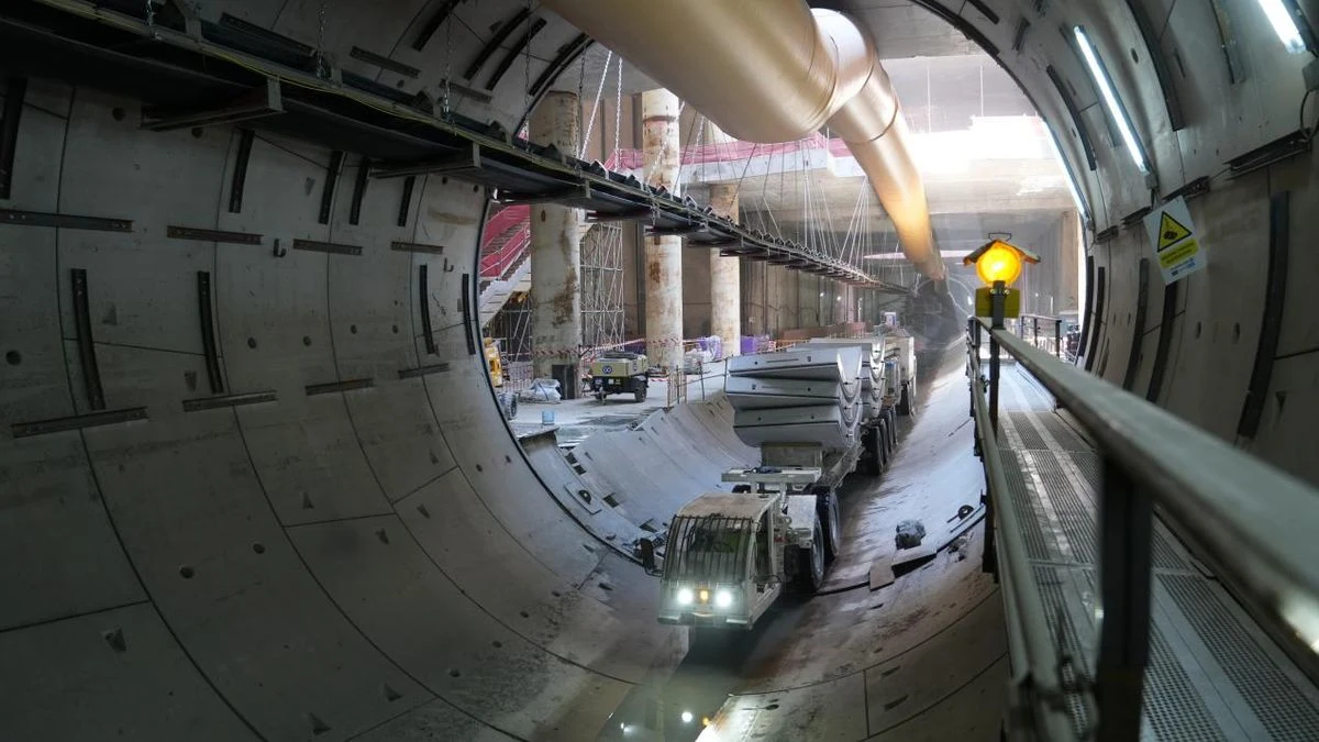 Imagen ilustrativa: una tuneladora en un túnel subterráneo iluminado por focos industriales