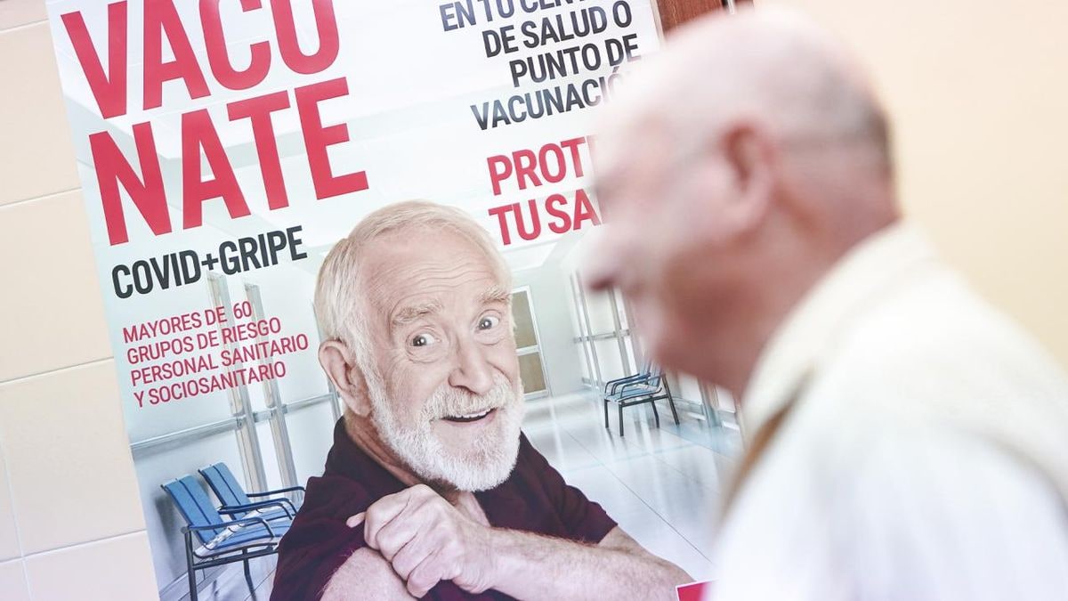 Imagen ilustrativa: vista cenital de una mesa de vacunación con jeringuilla, vial y folleto informativo en un centro de salud