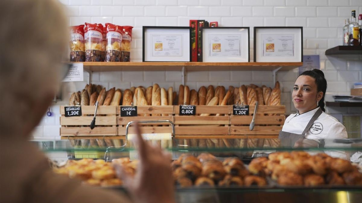 Imagen ilustrativa: puesto de mercado con productos locales junto a una ventana
