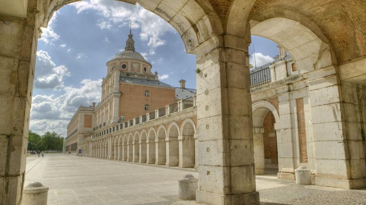 Imagen ilustrativa: cámara de cine antigua sobre trípode en una sala histórica con luz lateral de ventana