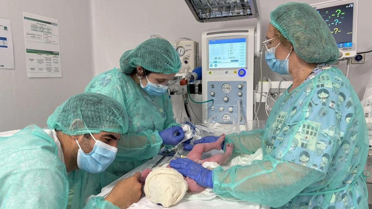 Imagen ilustrativa: quirófano moderno y vacío con equipamiento médico de última generación, visto desde arriba.