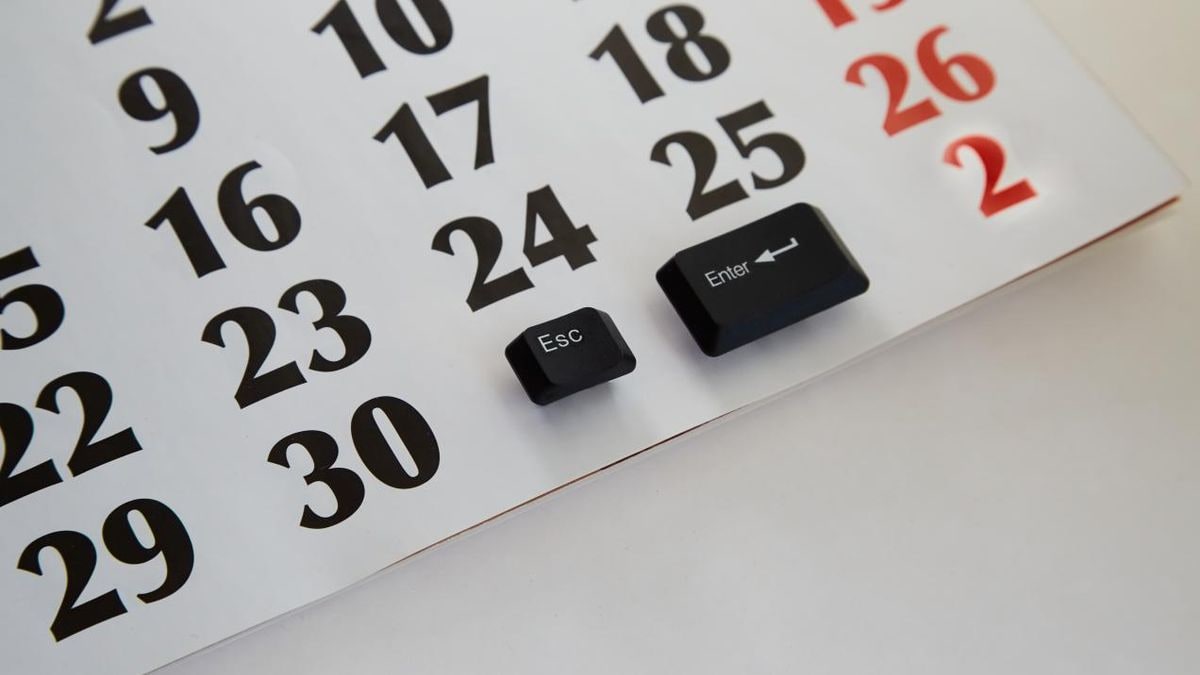 Imagen ilustrativa: un calendario de papel en blanco sobre una mesa de madera con un bolígrafo