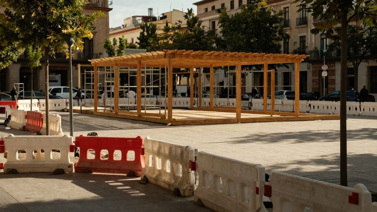Imagen ilustrativa: obras en una plaza con pérgola de madera en construcción y árboles recién plantados.
