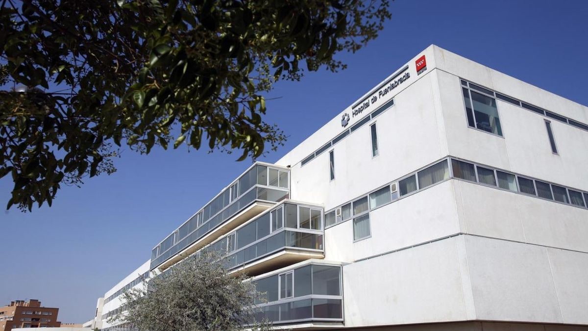 Imagen ilustrativa: pasillo de un hospital moderno con luz natural y una silla de ruedas vacía junto a una ventana