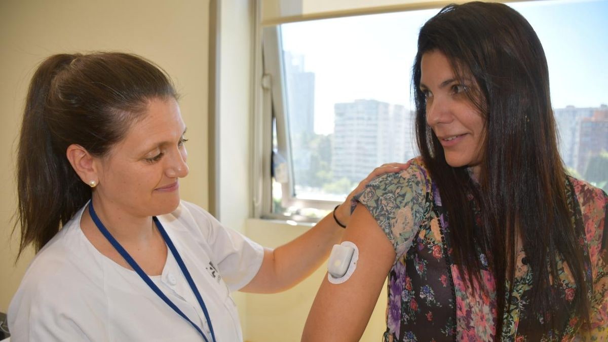 Imagen ilustrativa: dispositivo médico y monitor de glucosa sobre una superficie blanca junto a un estetoscopio