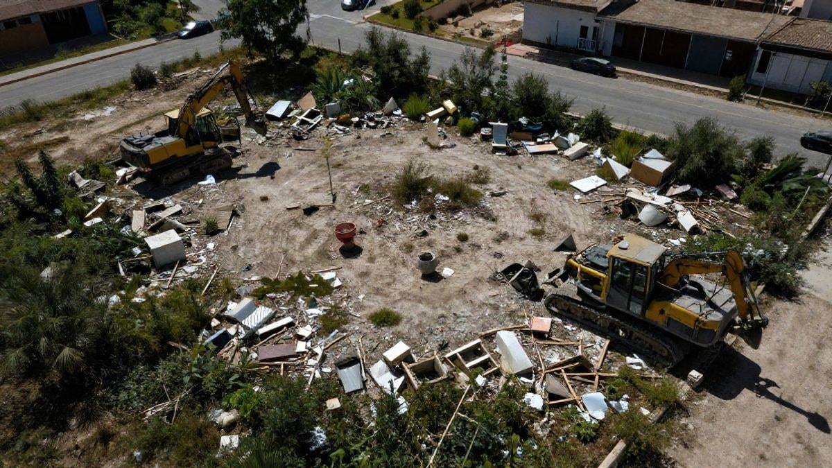 Imagen ilustrativa: vista cenital de un terreno urbano abandonado con escombros y maleza