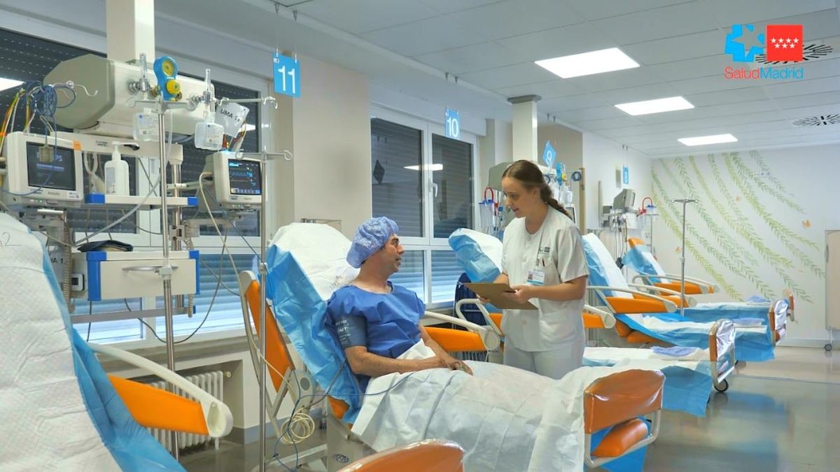 Imagen ilustrativa: pasillo de hospital con un cartel de código QR en la pared y luz lateral de ventana