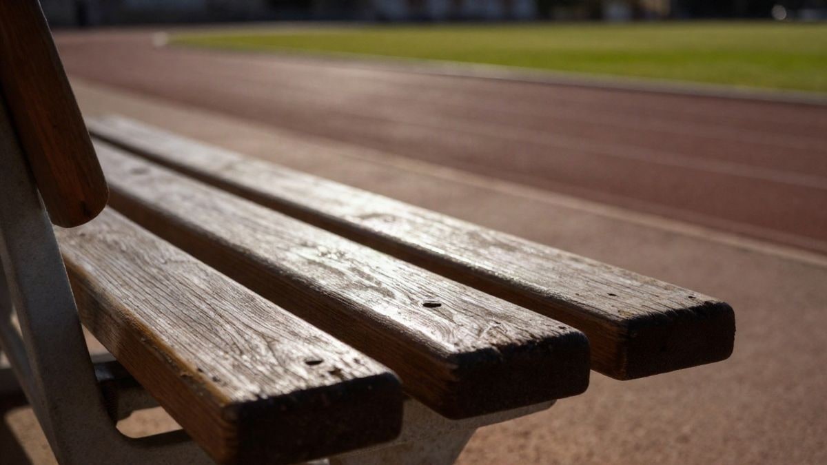 Imagen ilustrativa: detalle de un banco de madera desgastado en una instalación deportiva municipal