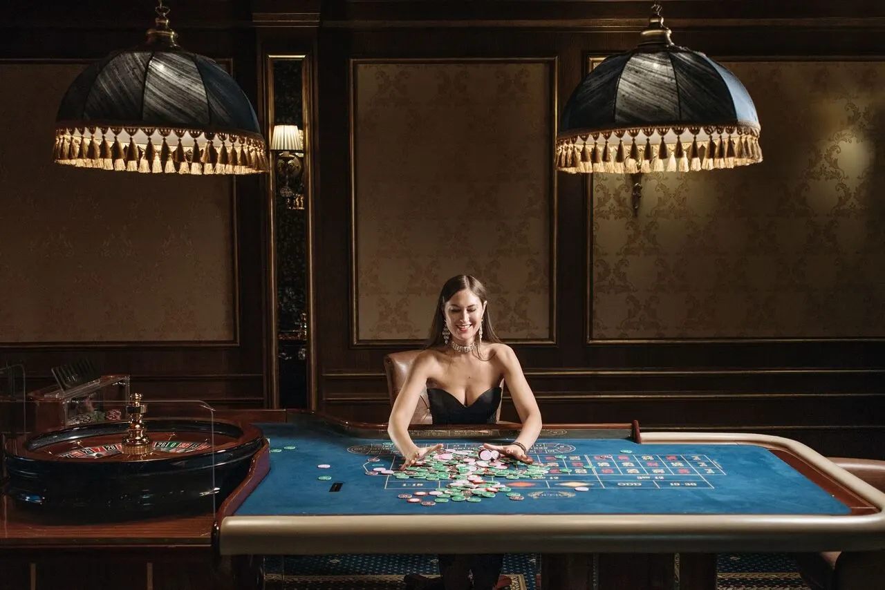 Mesa de juegos de azar en un casino.