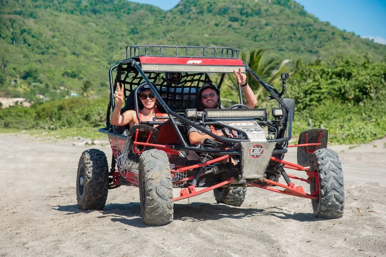 Pareja montada en un buggy