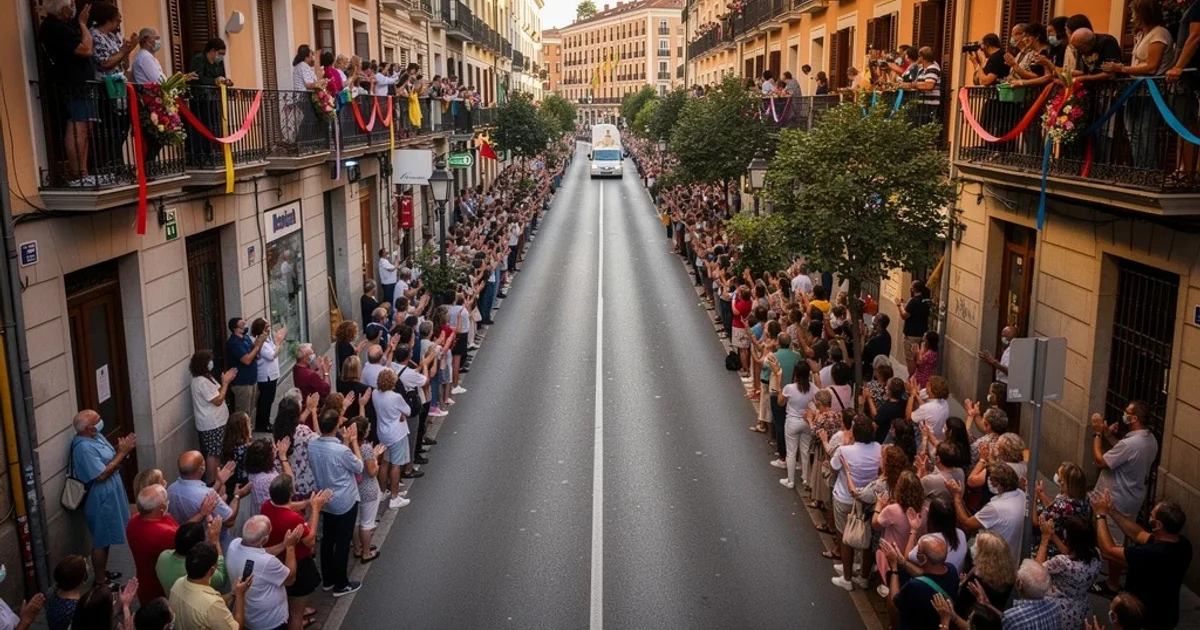 Vista panorámica de las calles llenas de gente esperando al Papa durante su visita a Madrid.